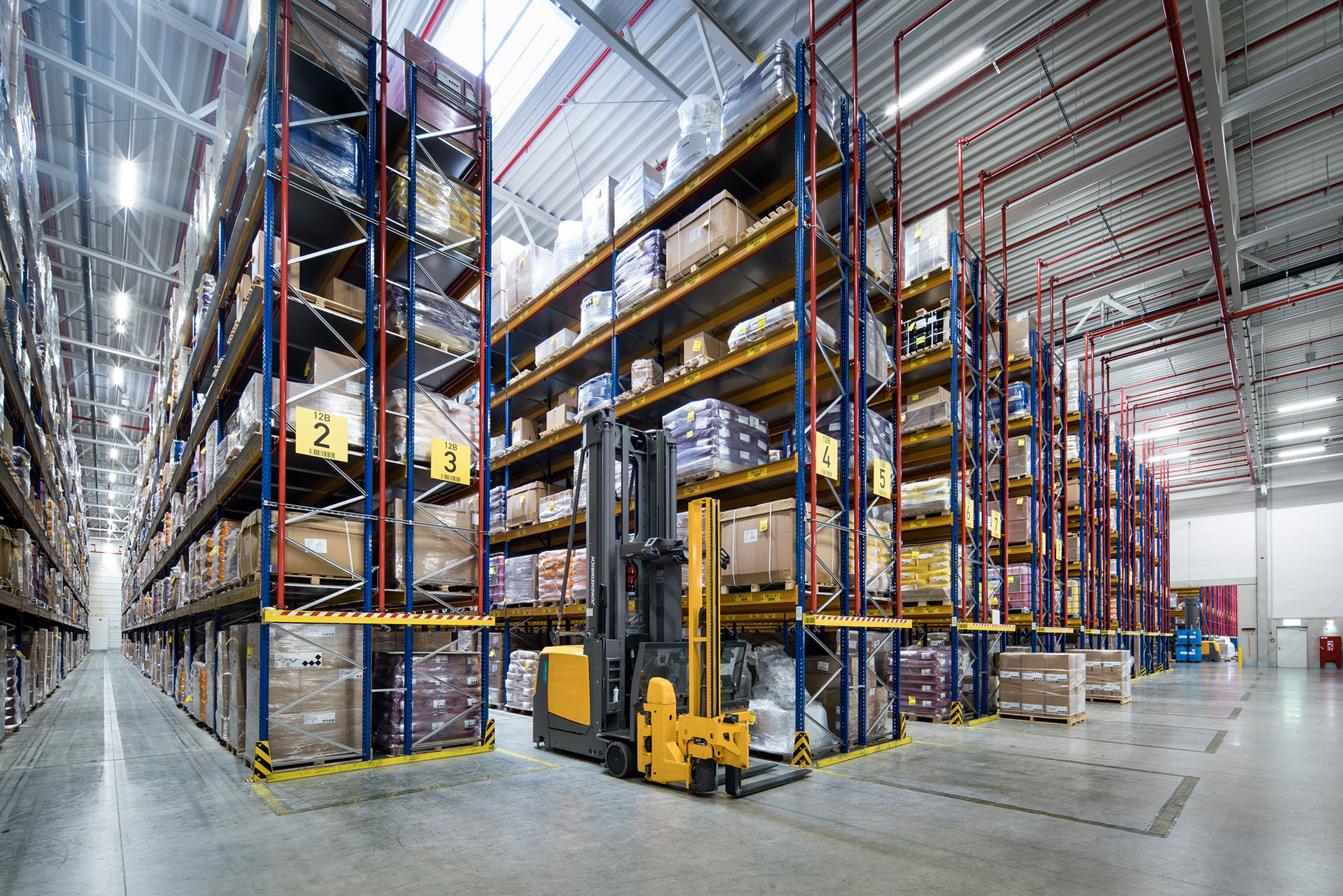 Hochregallager der HGK Logistics and Intermodal mit Gabelstapler im Einsatz