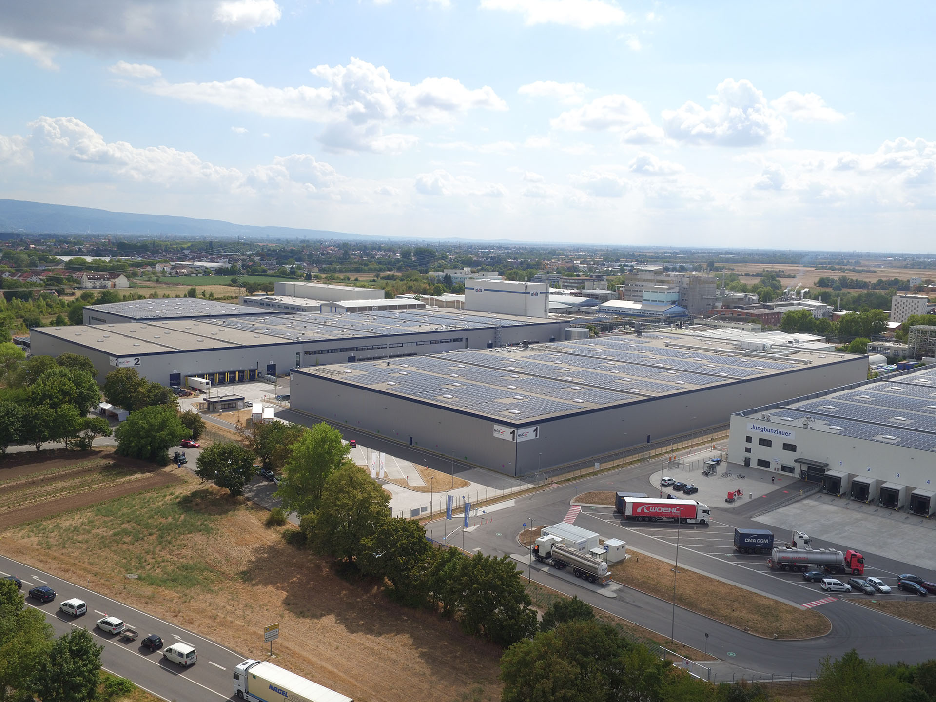 Luftaufnahme des Logistikzentrums der HGK Logistics and Intermodal mit Photovoltaikanlage auf dem Dach
