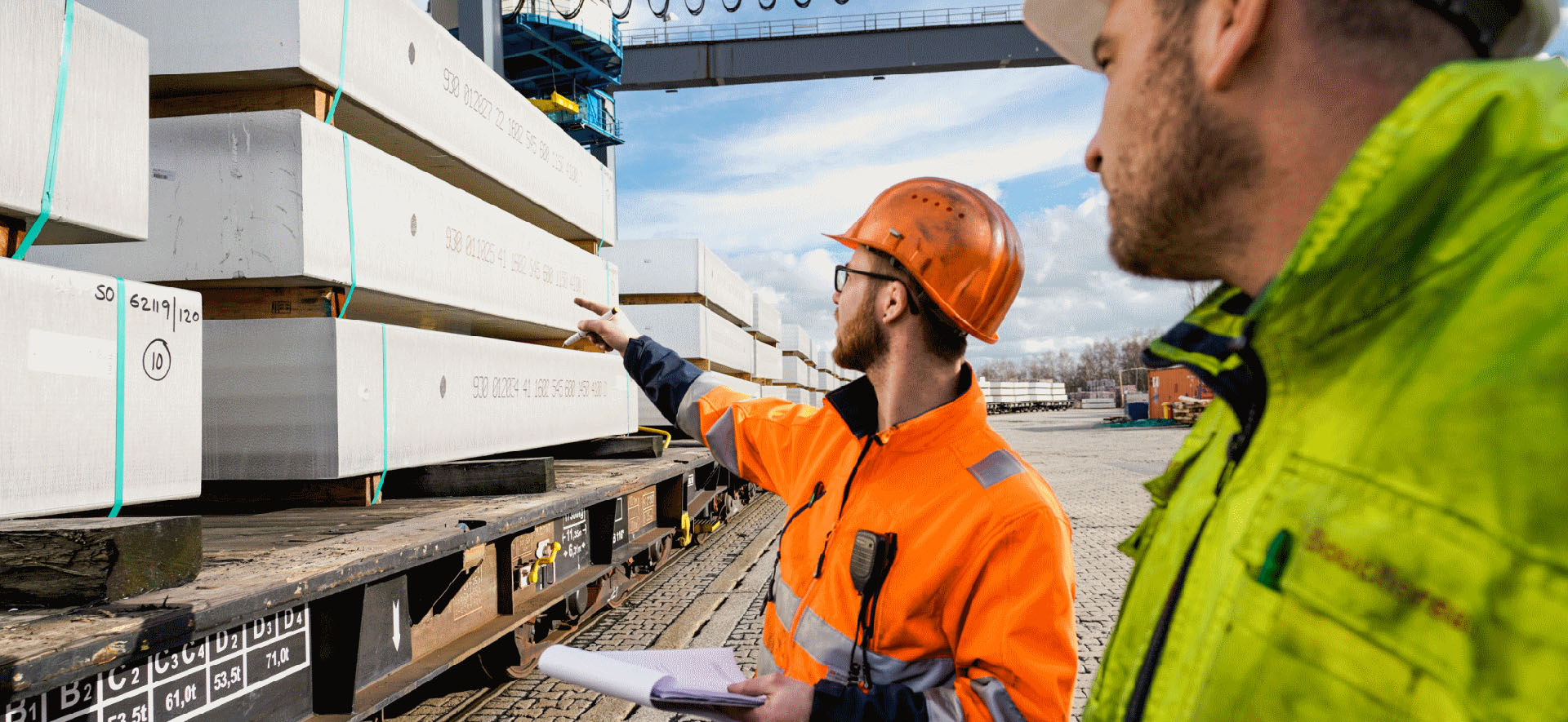 Güterzug der HGK Logistics and Intermodal auf einem Schienennetz als Sinnbild für nachhaltige Logistik